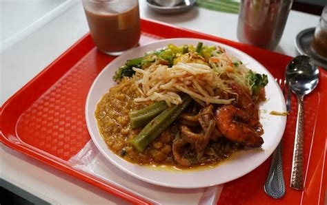  Nasi Kandar!  A Symphony of Aromatic Spices and Creamy Coconut Milk Unveiled on Penang Island!